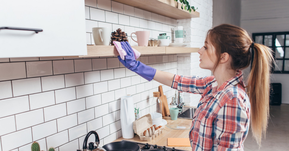 Četiri jednostavna načina da uklonite masnoću sa kuhinjskih ormarića