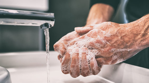 Google podseća na lekara koji je ukazao na važnost pranja ruku