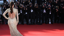Modni trend koji opstaje: Eva Longorija u raskošnoj haljini, idealnoj za svečane prilike